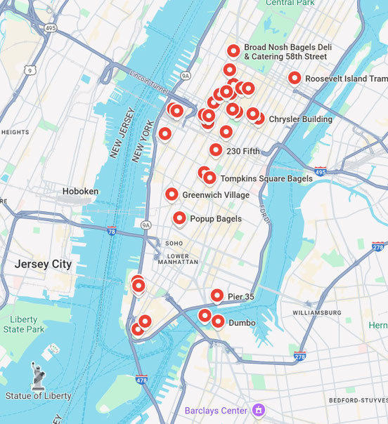 Karte von Manhattan mit roten Markierungen für beliebte Bagel-Läden und Sehenswürdigkeiten, einschließlich der Freiheitsstatue und des Chrysler Building.